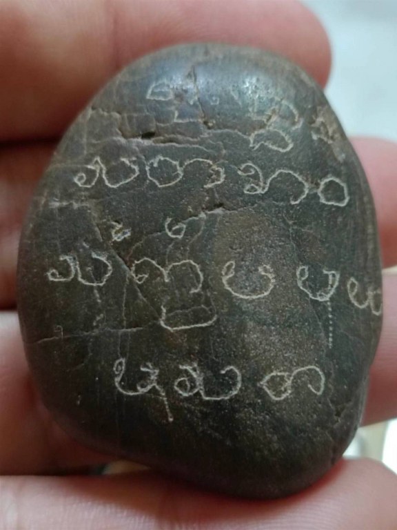 หินเสก (ปฐวีธาตุ) จารมือครูบาวงศ์ มีดหมอพญาไม้ มีดหมอกระดูกช้าง มีดแหก 2 เล่ม และแผ่นเงินจาร ครูบาชัยยะวงศาท่านใช้ ชุดนี้ได้ได้มาจากพ่ออุ๋ยหนานจรูญ กะเหรี่ยงอายุ 8x กว่าปี พ่ออุ๋ยหนานจรูญเดิมอยู่ห้วยต้ม ปัจจุบันย้ายไปอยู่ที่บ้านแม่เทย อ.ลี้ จ.ลำพูน