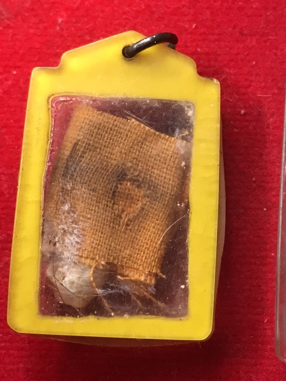 พระทันตธาตุ จีวร เกศา รูปถ่าย หลวงปู่แหวน วัดดอยแม่ปั๋ง เลี่ยมโบราณ ไม่น้อยกว่า 40 ปี เจ้าของเดิมเป็นศิษย์รับใช้หลวงปู่แหวน เป็นครูที่ อ.พร้าว ชื่อคุณพ่อประจักษ์ อายุ 95 ปี ปัจจุบัน (พ.ศ.2566) ยังมีชีวิตอยู่ ท่านเคยรับใช้หลวงปู่แหวน ช่วงปี 2524-2528