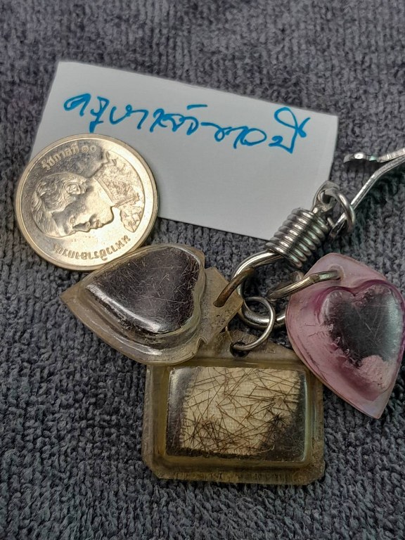 พระเกศาครูบาเจ้าศรีวิชัย และครูบาเจ้าอภิชัยขาวปี จ.ลำพูน จำนวน 5 เลี่ยมนี้ ได้มาจาก ร.ต.ต. ประดิษฐ์ อดีตนายตำรวจบ้านโฮ่ง จ.ลำพูน พระเกศาจำนวน 5 เลี่ยม ลุงประดิษฐ ์ได้มาจากผู้เฒ่าท่านหนึ่งในบ้านปวง อ.ลี้ เมื่อสมัย 30 ปีก่อน ราว ๆ พ.ศ.2532