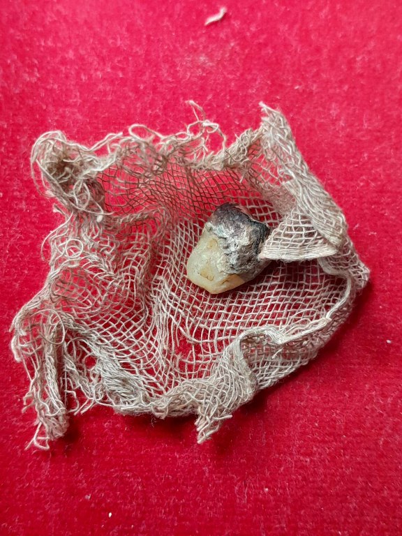 พระทันตธาตุและมีดหมอ ครูบาอิ่นแก้ว วัดสันลิมไม้ อ.แม่สาย จ.เชียงราย ชุดนี้ได้มาจากลุงหนายชัย ซึ่งได้ทั้งพระทันตธาตุและมีดหมอ มาจากศิษย์รับใช้ครูบาอิ่นแก้ว ชื่อลุงแดง ท่านเสียแล้วปี 2550 พระทันตธาตุเก็บไว้ในกระบอกไม่ไผ่ มีชิ้นผ้ารองพระทันตธาตุอยู่