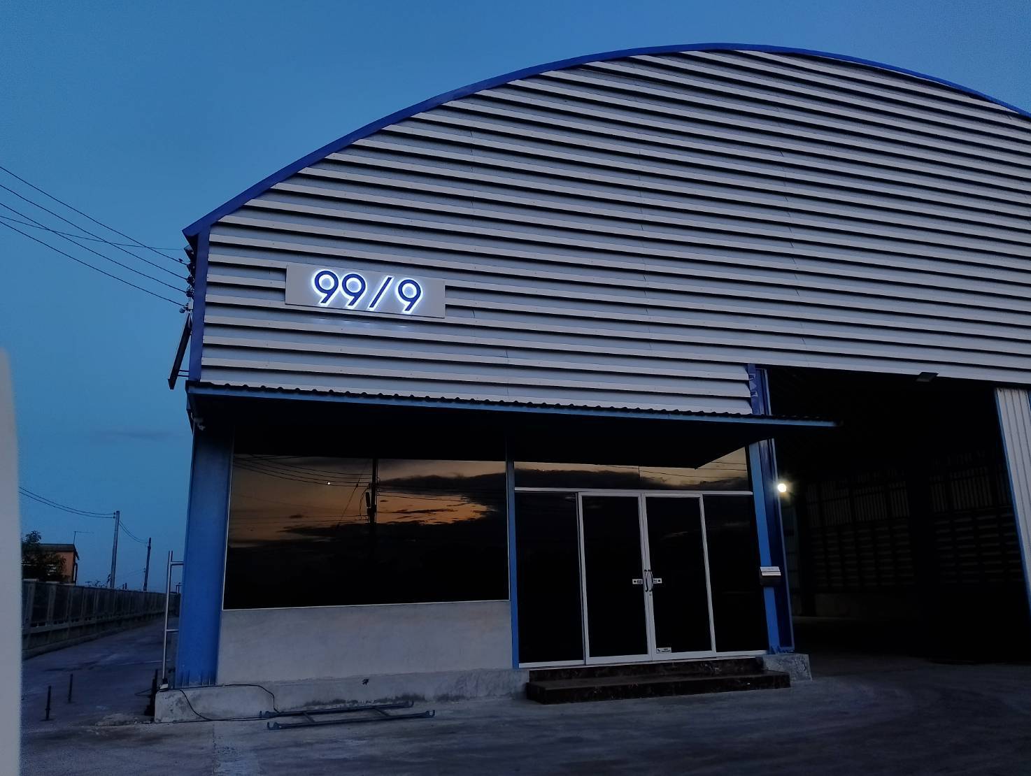 #งานติดตั้งป้ายอักษรสแตนเลสแฮร์ไลน์ทำสียกขอบ #ป้ายไฟโซล่าเซลล์ #คอมโพสิตสีขาวรองหลัง #ป้ายบ้านเลขที่