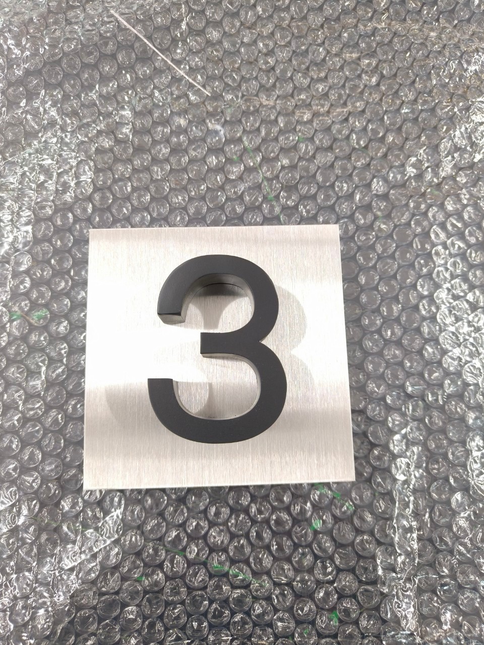 อักษรเเสตนเลส เลข 3 พ่นสีดำ