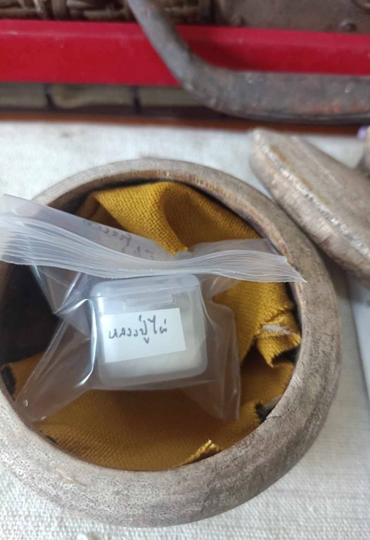 พระทันตธาตุ หลวงปู่ไผ่ วัดไผ่งาม จ.น่าน ได้มาจากคุณวินัย อายุ 84 ปี อดีตนายอำเภอหลายพื้นที่ ท่านได้พระทันตธาตุนี้มาประมาณปี 2533 ตอนนั้นท่านเป็นนายอำเภอจังหวัดน่าน ได้ขอบูชามาจากหลานครูบาไผ่ จำชื่อไม่ได้แล้ว ในขณะนั้นหลานครูบาไผ่มีอายุประมาณ 30 ปี