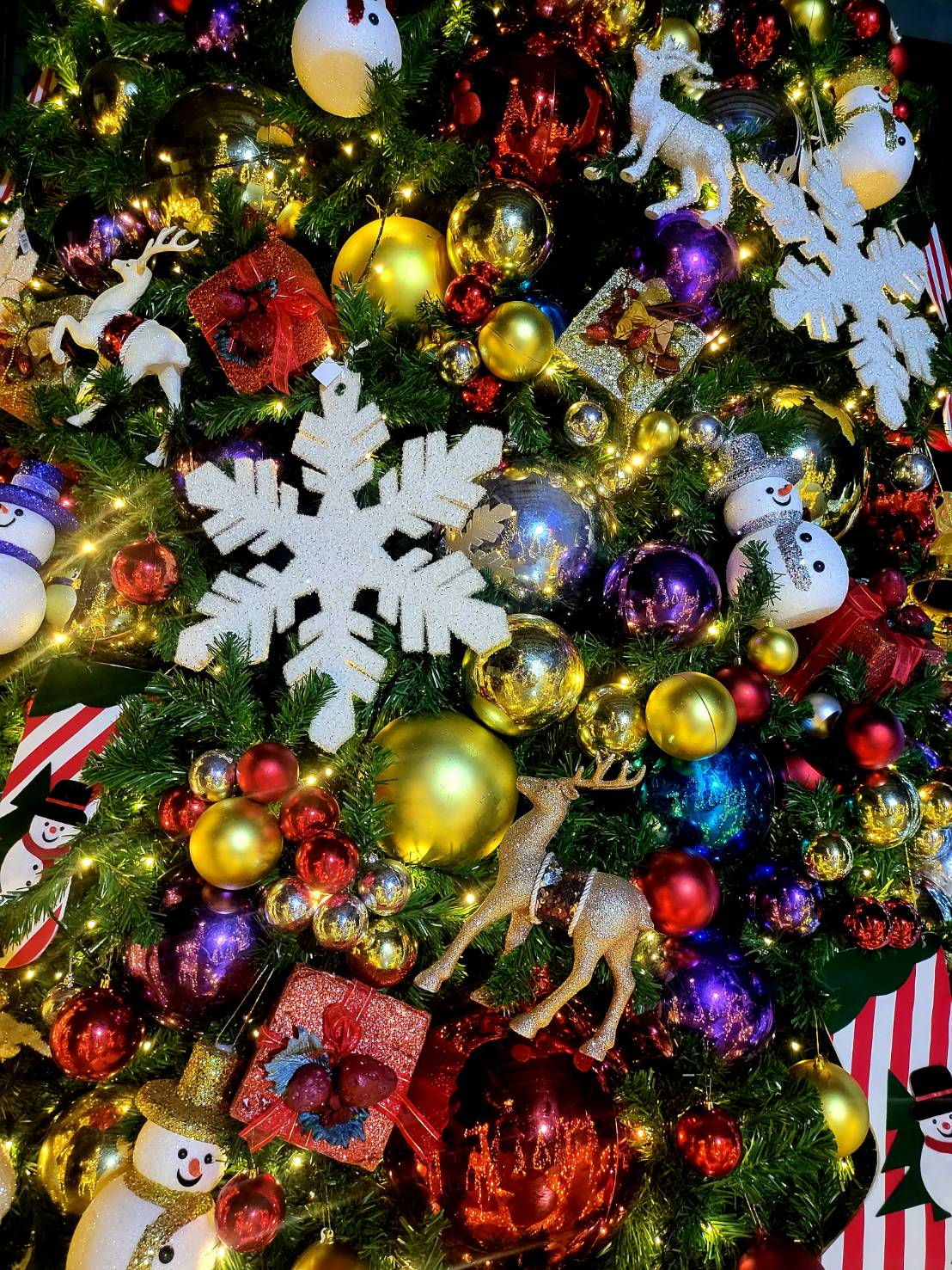 ต้นคริสต์มาสปลอม20ฟุตพร้อมSET-ของตกแต่งยอดนิยม"รวมใต้ต้น"