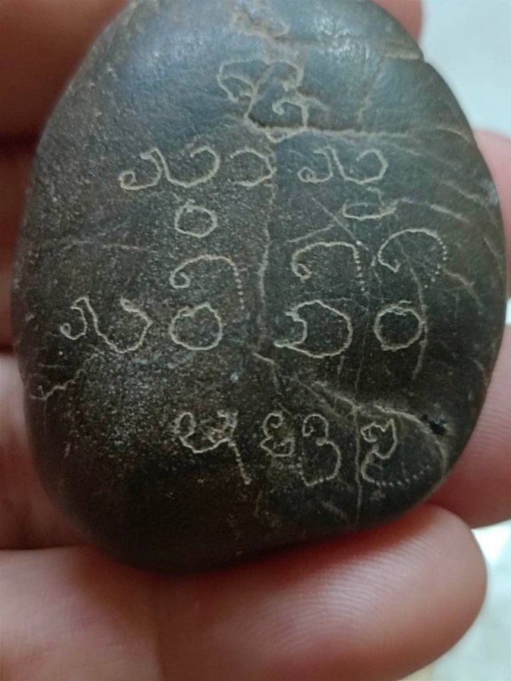 หินเสก (ปฐวีธาตุ) จารมือครูบาวงศ์ มีดหมอพญาไม้ มีดหมอกระดูกช้าง มีดแหก 2 เล่ม และแผ่นเงินจาร ครูบาชัยยะวงศาท่านใช้ ชุดนี้ได้ได้มาจากพ่ออุ๋ยหนานจรูญ กะเหรี่ยงอายุ 8x กว่าปี พ่ออุ๋ยหนานจรูญเดิมอยู่ห้วยต้ม ปัจจุบันย้ายไปอยู่ที่บ้านแม่เทย อ.ลี้ จ.ลำพูน