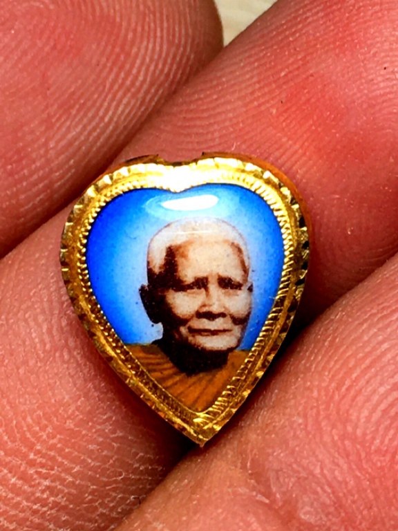 ล็อกเกตหลวงปู่แหวน ประมาณปี 252x ร้านทองสร้างถวาย เป็นทอง 90 บาง ๆ มีโค้ดร้านทอง จำนวน ๓ องค์