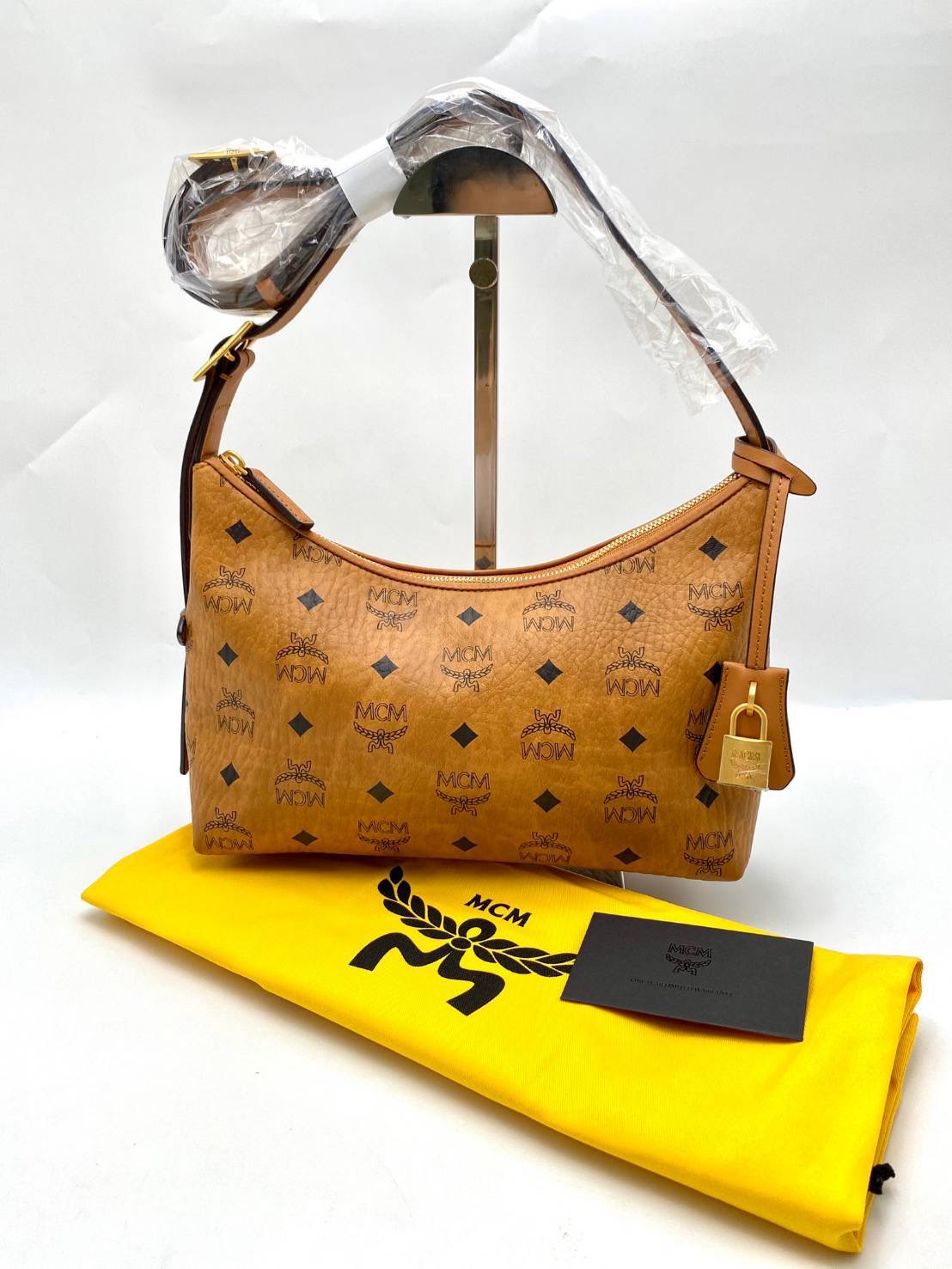 โปร พร้อมส่ง New MCM AREN HOBO IN VISETOS ขนาด 9.5 x 26.0 x 19.0 ซม. อุปกรณ์การ์ด/ถุงผ้า