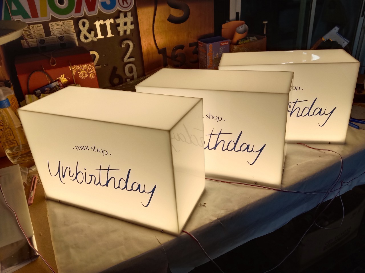 กล่องไฟอะคริลิค ไฟออกรอบตัว ขนาด 30x45 cm