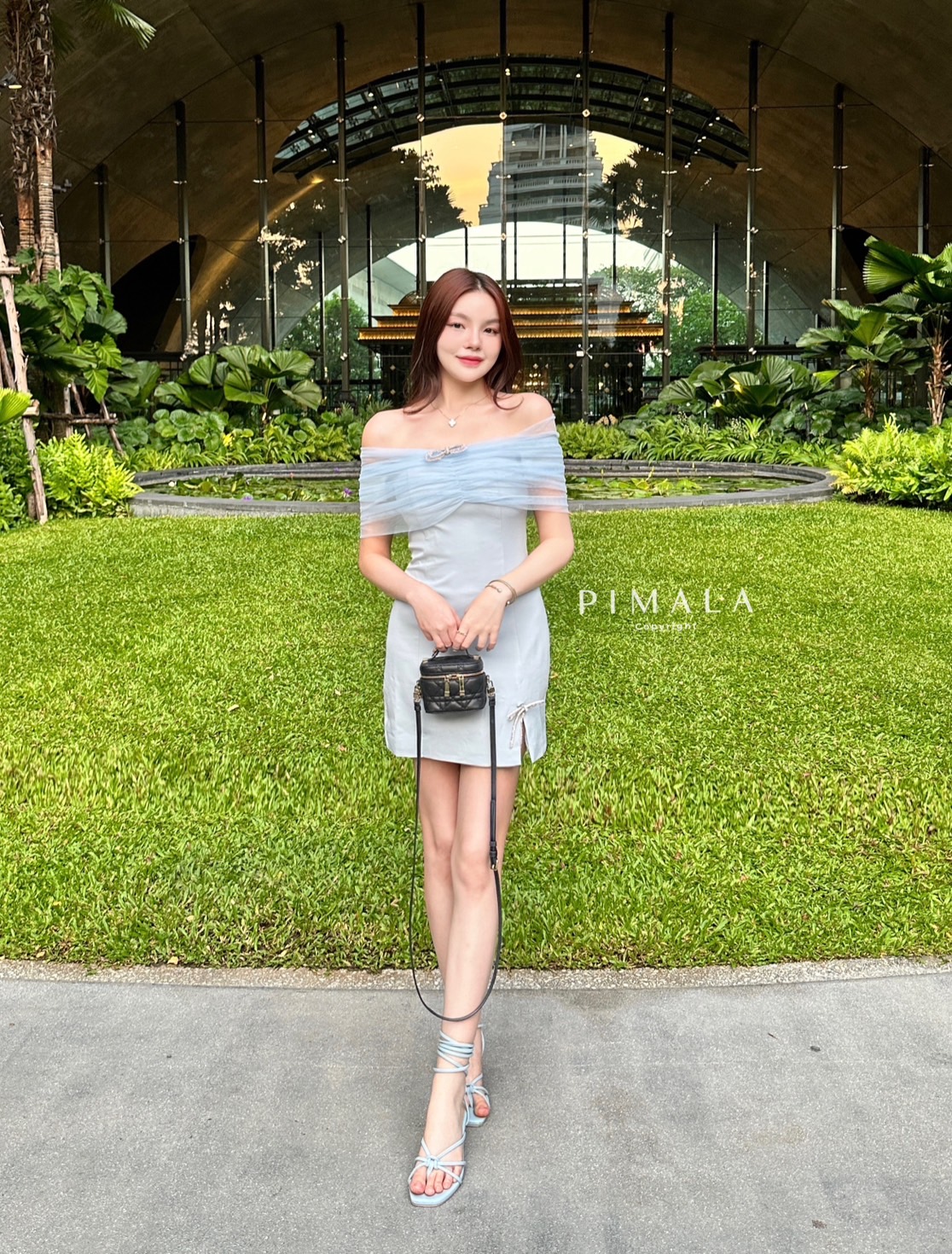 เดรสเปิดไหล่สีฟ้าทรงสวยมาก