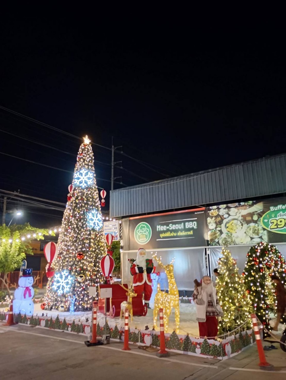 ตลาดเปิดท้าย ชอบต้นคริสต์มาสขนาดใหญ่ 10เมตรตกแต่งงานเลี้ยงเพิ่มเติมความสวยงามให้กับลานกิจกรรม