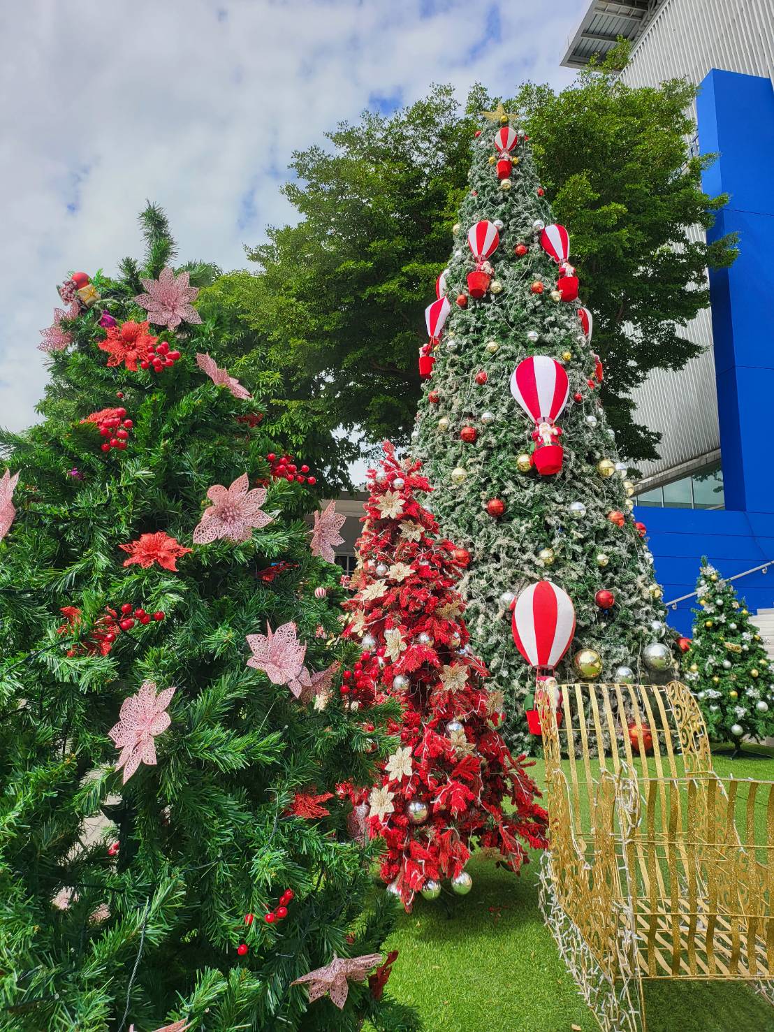 แบบต้นคริสต์มาสปลอม สวยๆ สีสันของการจัดแต่งที่งดงาม ที่นี่