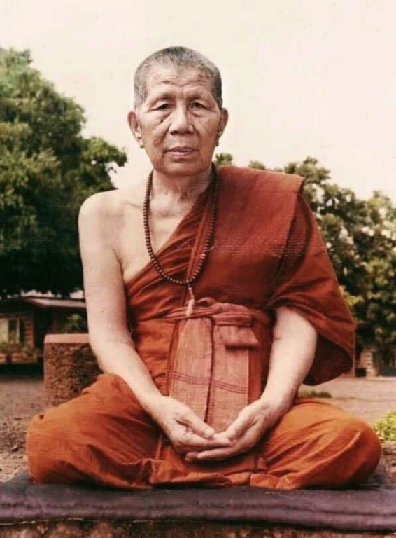 พระอัฐิธาตุ หลวงปู่ครูบาพรหมจักร วัดพระพุทธบาทตากผ้า จ.ลำพูน เจ้าของเดิมชื่อ พ่อหนานอนันต์ อายุ 69 ปี (บันทึก พ.ศ.2567) ท่านได้มาตอนพิธีพระราชทานเพลิงศพ หลวงปู่ฯ เมื่อปี2531 พ่อหนานอนันต์บวชมา 15 ปี สึกเมื่อปี 2545 และเสียชีวิตเมื่อเดือน มกราคม 2567