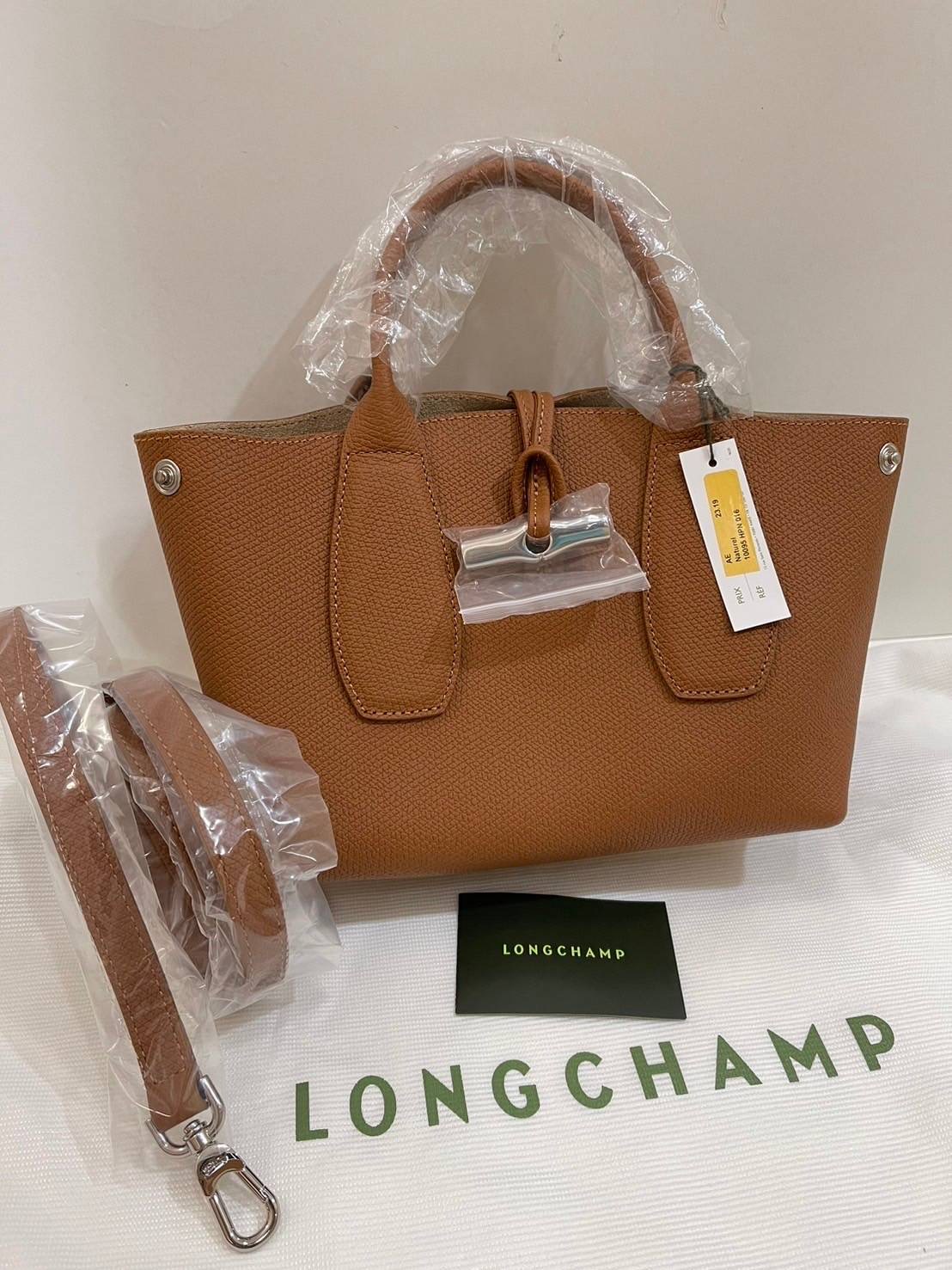 New Longchamp ROSEAU S HANDBAG สีน้ำตาล Naturel สวยคลาสสิค สะพายได้ทุกโอกาส มีสายยาว Crossbodyได้ สะพายเที่ยววันหยุดชิวๆฟิวคุณหนู Dimensions : 22 cm (L) x 18 cm (H) x 11 cm (W)