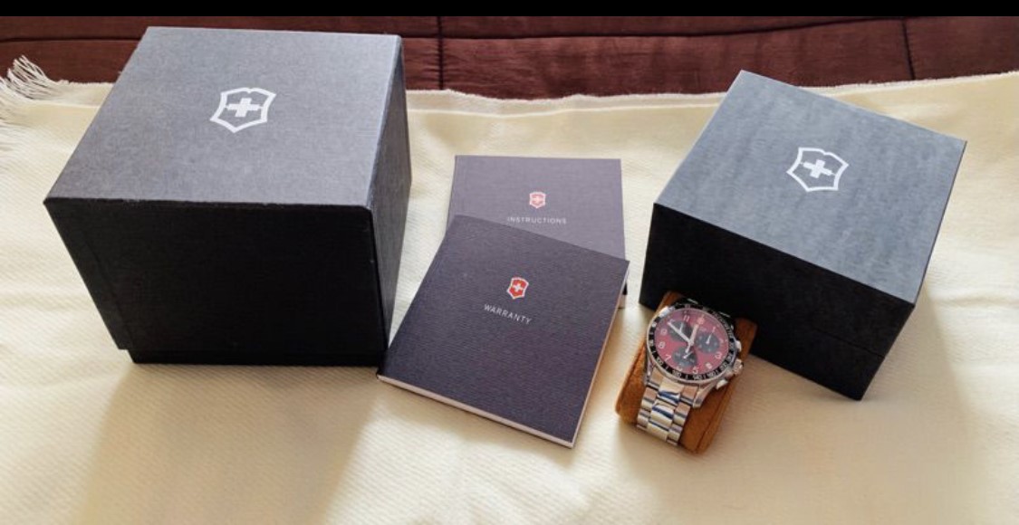 นาฬิกา Victorinox Swiss Army 241148 หน้าปัดแดง สภาพเยี่ยม