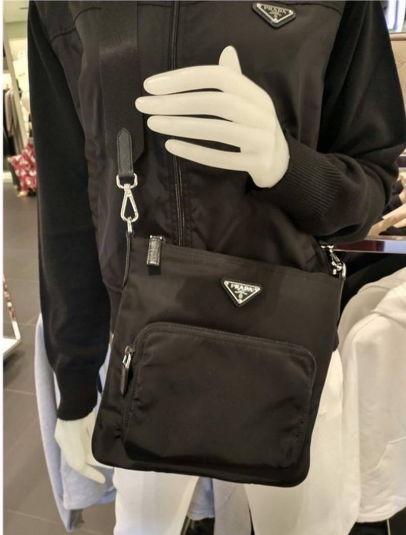New Prada nylon messenger bag ขนาด 25 x 25 x 2.5 ซม อุปกรณ์ถุงผ้า การ์ด