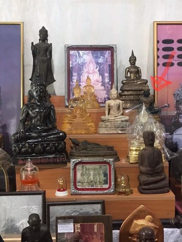 พระแก้มรกตขนาดบูชา ๕ นิ้วองค์นี้ มีรอยจารที่ใต้ฐานพระ สภาพไม่สมบูรณ์นัก ปลายเกศาของท่านหักนิดหน่อย หลวงปู่ฯ ท่านได้มาตอนที่ท่านไปปลุกเสกวัตถุมงคลที่วัดพระธาตุปางหลวง ภายหลังพิธี ท่านได้รับถวายพระบูชาองค์นี้ แล้วท่านนำไปไว้ที่กุฏิของท่าน 4-5 พรรษา