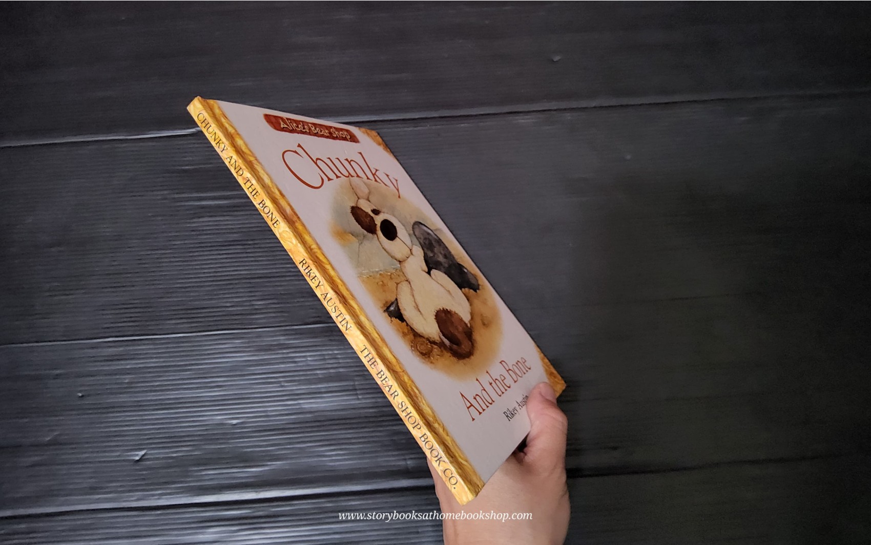 หนังสือนิทานปกแข็ง** ♥️ALICE'S BEAR SHOP: CHUNKY AND THE BONE BY RIKEY AUSTIN