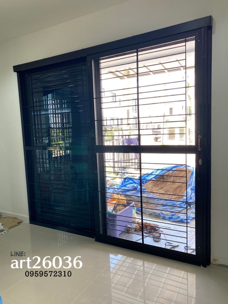 เหล็กดัดสีอบโทนสีดำ พร้อมมุ้งลวด สไตล์โมเดิร์น กระจกบานเลื่อนสีดำ