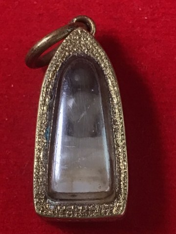 ๑. พระทัตธาตุ ครูบาแก้ว สุทโธ ๒.รูปถ่ายด้านหลังติดจีวร ๓. ล็อกเกตรุ่นแรก ปี ๑๘ ๔. เม็ดประคำจำนวน ๑ เม็ด ๕. รูปถ่ายด้านหลังติดพลอยคำ และ ๖.รูปหล่อรุ่น ๑ ของหลวงปู่แก้ว สุทโธ วัดดอยโมคลาน จ.เชียงใหม่