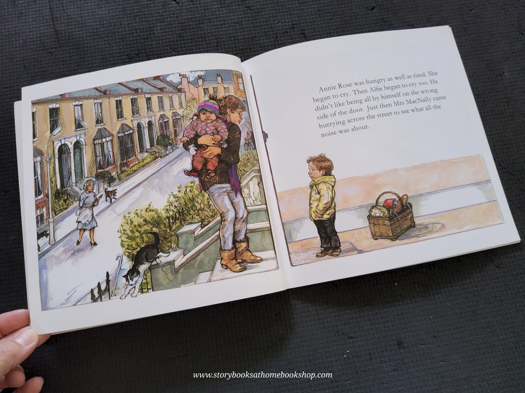 หนังสือนิทานปกอ่อน** 🍅🍓ALFIE GETS INB FIRST BY SHIRLEY HUGHES