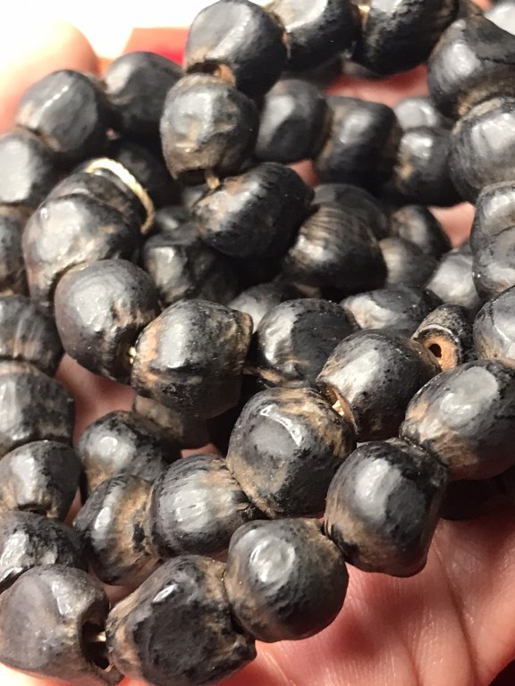 ประคำเม็ดกล้วยป่า พระเกศาพระธาตุข้าวบิณฑ์ หวายเสกเลี่ยมเดิม พระเกศาสายสิญจ์และจีวรหลวงปู่ครูบาชัยยะวงศา วัดพระพุทธบาทห้วยต้ม จ.ลำพูน ประคำ ได้มาจากชาวกะเหรี่ยงห้วยต้มชื่อจาเอ ส่วนชุดพระเกศาพระธาตุข้าวบิณฑ์ หวายเสก จีวรในขวดได้มาจากอดีตพระจอดี๊