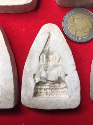 แม่พิพม์พระพุทธชินราช ได้มาจากคุณครูท่านหนึ่ง บอกว่าคุณพ่อได้มาจาก ท่่านที่เป็นคณะกรรมการวัด วัดป่าดอนมูล ใช้สำหรับปั๊มมวลสารชานหมากเกศา หลวงปู่คำแสน คุณาลังกาโร เพื่อแจกศรัทธา