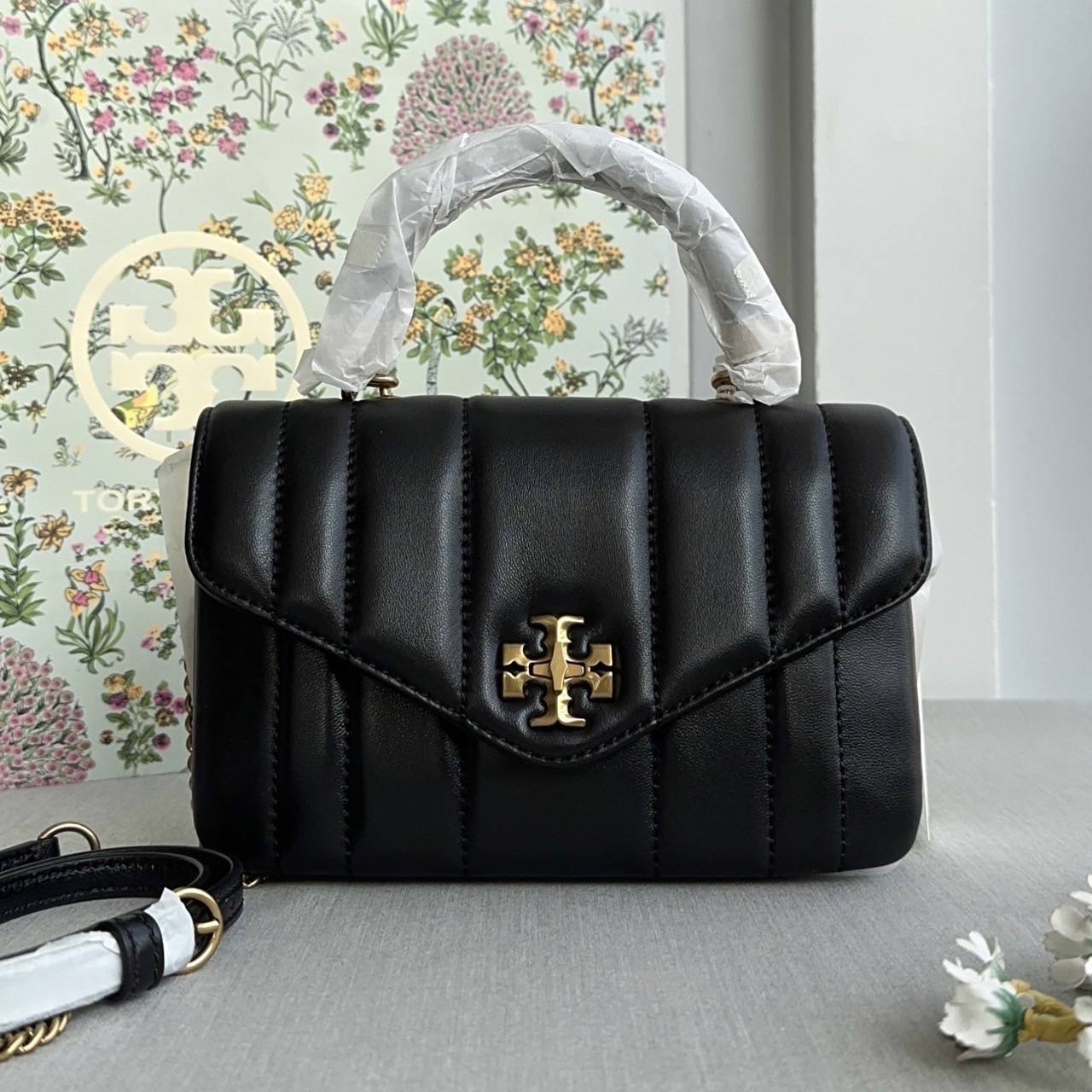 Tory burch Mini Kira Top Handle Bag ใส่ Pm ได้ค่ะ รุ่นใหม่ล่าสุด น่ารักมากค่ะ สายยาวถอดได้ ปรับได้ค่ะ ขนาด H5.1" x L7.3" x D2" อุปกรณ์.ป้ายราคา ถุงผ้า