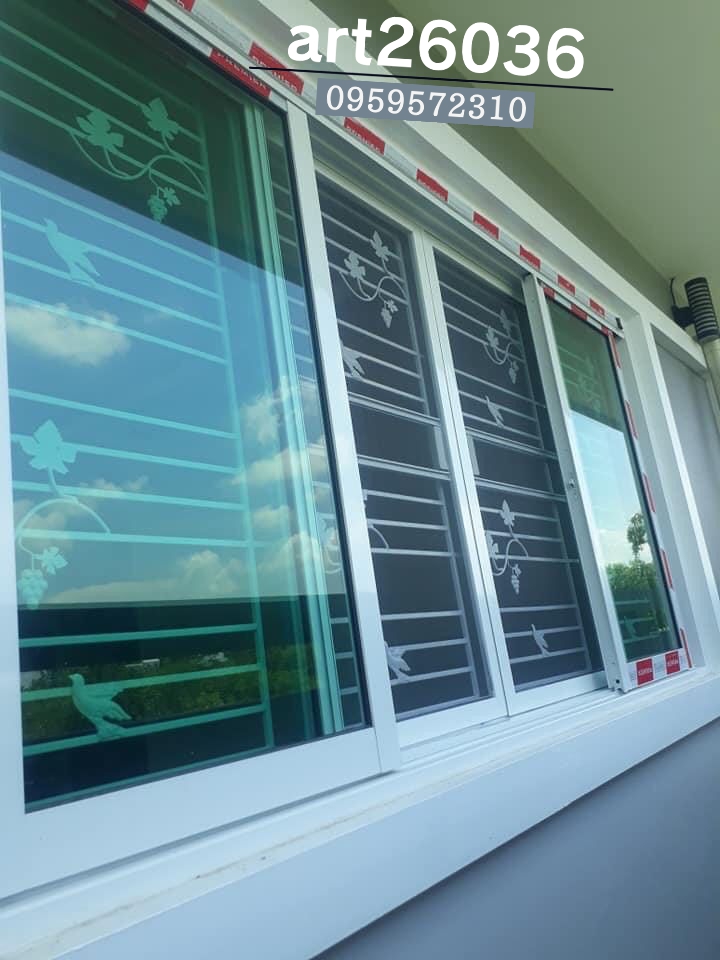 เหล็กดัดสีอบขาว พร้อมมุ้งลวด ใบไม้