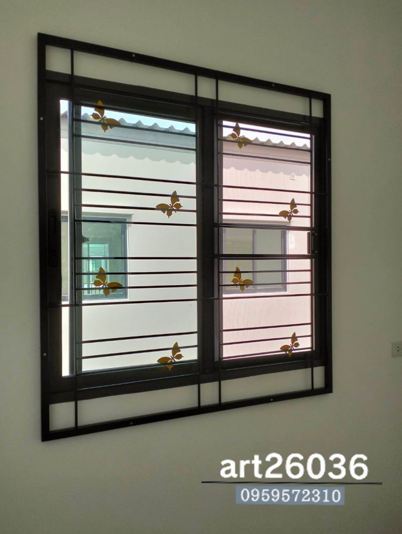 เหล็กดัดพร้อมมุ้งลวด เหล็กดัดสีดำ ลายผีเสื้อ กระจกสีบานเลื่อน มีทั้งประตูและหน้าต่าง