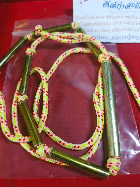 พระทันตธาตุ ครูบาสิทธิ วัดปางต้นเดื่อ อ.แม่อาย จ.เชียงใหม่ เจ้าของเดิมชื่อคุณบอม เคยเป็นเภสัชโรงพยาบาลสันทราย จ.เชียงใหม่ ปัจจุบันอายุ 47 ปี (บันทึก พ.ศ.2566) เคยเป็นศิษย์และนับถือครูบาสิทธิตั้งแต่ปี 2549 - 2555 จนครูบาสิทธิท่านมรณภาพ