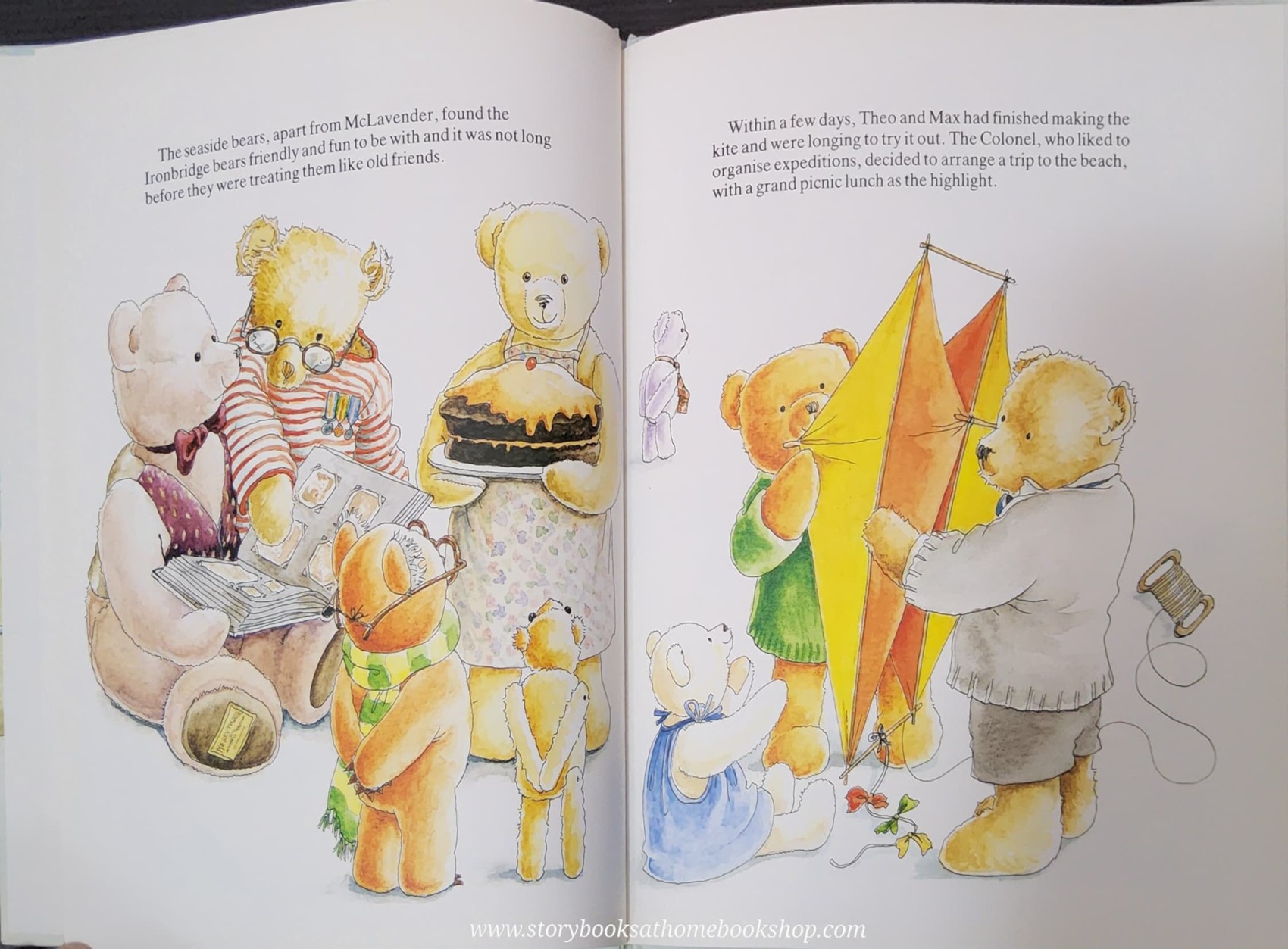 หนังสือนิทานปกแข็ง** 🍅🍅THE BEARS' SEASIDE ADVENTURE BY PRUE THEOBALDS