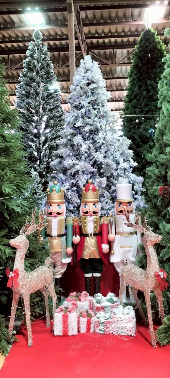 แบบต้นคริสต์มาสปลอม ริจิด พ่นหิมะตกแต่งงานเลี้ยงวันคริสต์มาสให้ดูมีสีสันมากกว่าเดิม