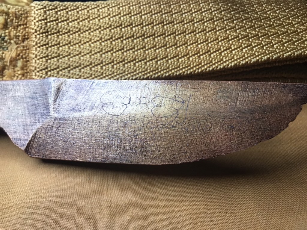 ผ้าจีวร รัดประคต และมีดไม้ (มีดแหก) ครูบาวงศ์ ได้มาจากอดีตพระวัดพระพุทธบาทห้วยต้ม ชื่อพระจอดี้ ปัจจุบัน (บันทึก เดือน พ.ค.2566) พระจอดี้ท่านสึกมาได้ 5-6 เดือนแล้ว ท่านเล่าว่าผ้าจีวรชุดนี้ ท่านได้มาประมาณปี 2537 บวก/ลบ 2-3 ปี เพราะท่านจำไม่ค่อยได้แล้ว