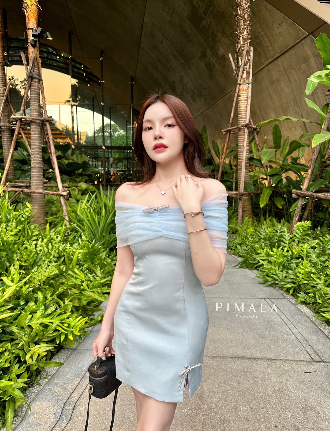 เดรสเปิดไหล่สีฟ้าทรงสวยมาก