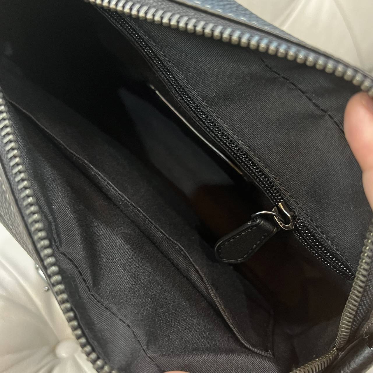 เหลือสีละ 3 ใบ New Coach Hudson Crossbody Bag 9" (W) x 7" (H) x 2 1/2" (D)