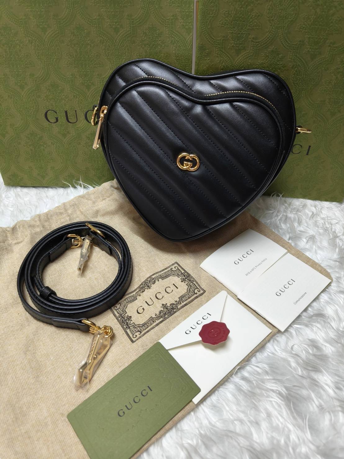 รุ่นใหม่น่ารักมาก New Gucci Interlocking G Heart Shoulder Bag ทรงหัวใจ น่ารัก ด้านหลังเป็นปรกติจาก shop นะคะ sz.18.5cm x 20cm x 4.5cm