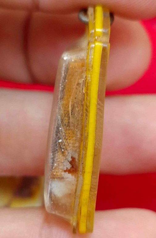 พระทันตธาตุ จีวร เกศา รูปถ่าย หลวงปู่แหวน วัดดอยแม่ปั๋ง เลี่ยมโบราณ ไม่น้อยกว่า 40 ปี เจ้าของเดิมเป็นศิษย์รับใช้หลวงปู่แหวน เป็นครูที่ อ.พร้าว ชื่อคุณพ่อประจักษ์ อายุ 95 ปี ปัจจุบัน (พ.ศ.2566) ยังมีชีวิตอยู่ ท่านเคยรับใช้หลวงปู่แหวน ช่วงปี 2524-2528