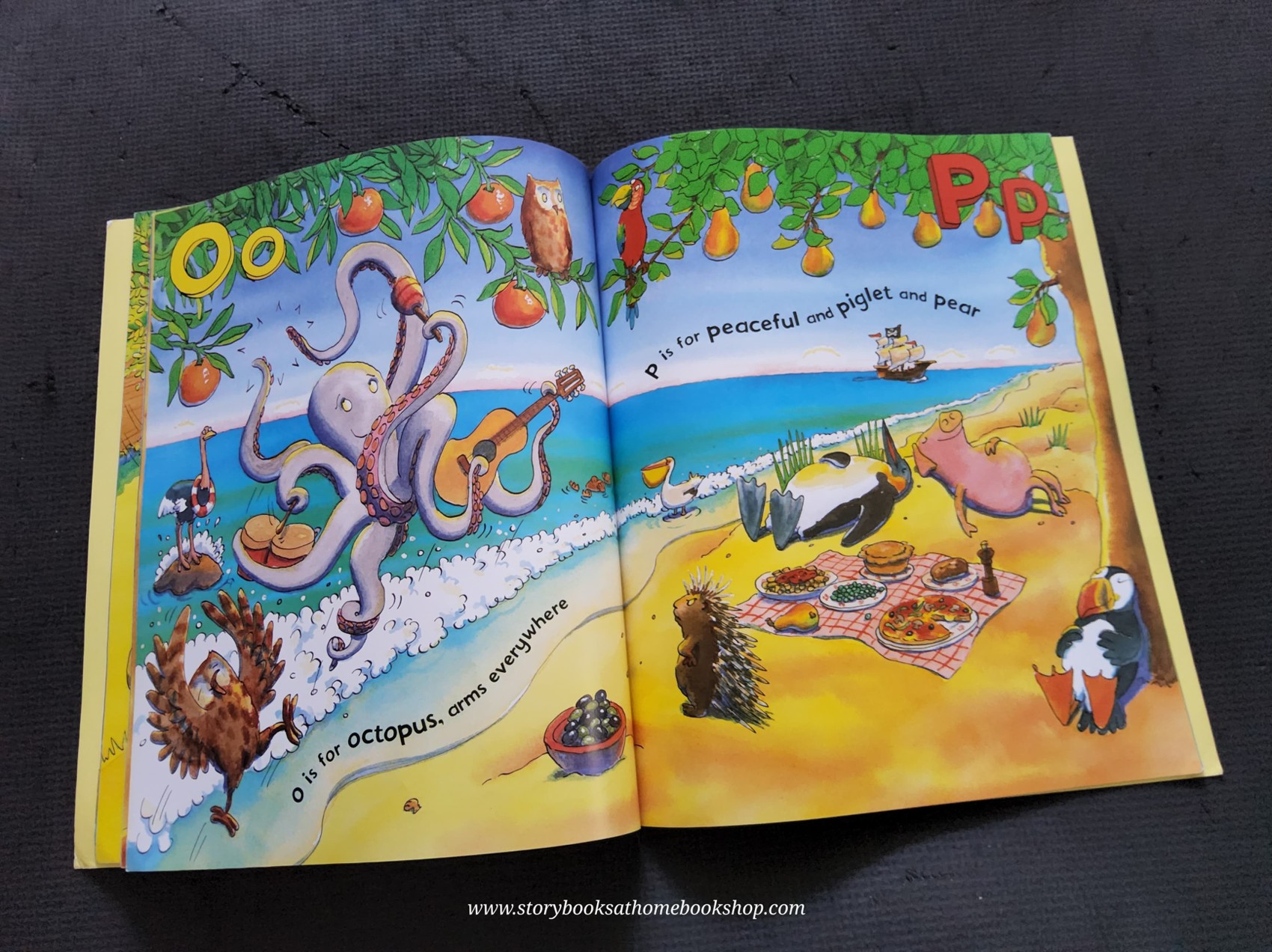 หนังสือนิทานปกอ่อน ** 🍅🍓K IS FOR KISSING A COOL KANGAROO