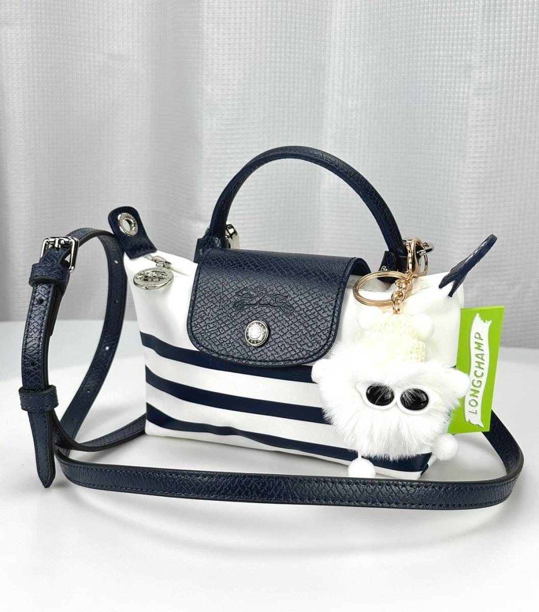 แถม พวงตุ๊กตา New Longchamp Le Pliage Pouch รุ่นนี้ มาพร้อมสาย จาก แบรนด์ ลองชอม