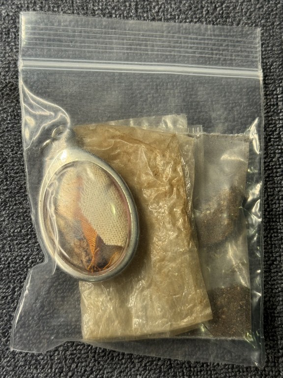 พระทันตธาตุครูบาเมือง วัดท่าแหน จ.ลำปาง พระทันตธาตุ ครูบาเมืององค์นี้ได้มาจากคุณลุงประเสริฐ อายุ 82 ปี ปัจจุบันยังมีชีวิตอยู่ (พ.ศ.2567) คุณลุงประเสริฐท่านเคยเป็นครูสอนในจังหวัดลำปาง ท่านสอนและย้ายโรงเรียน หลายที่ในจังหวัดลำปาง