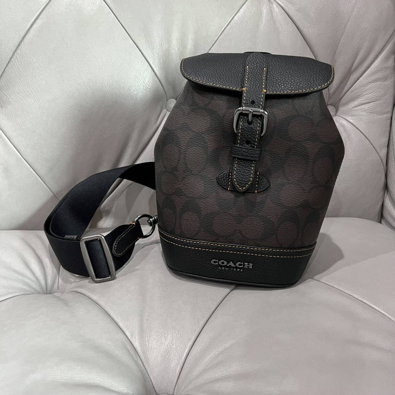 New Coach เป้ Hudson Small Pack In Signature Canvas 5 3/4" (L) x 8 1/4" (H) x 3 1/2" (W)