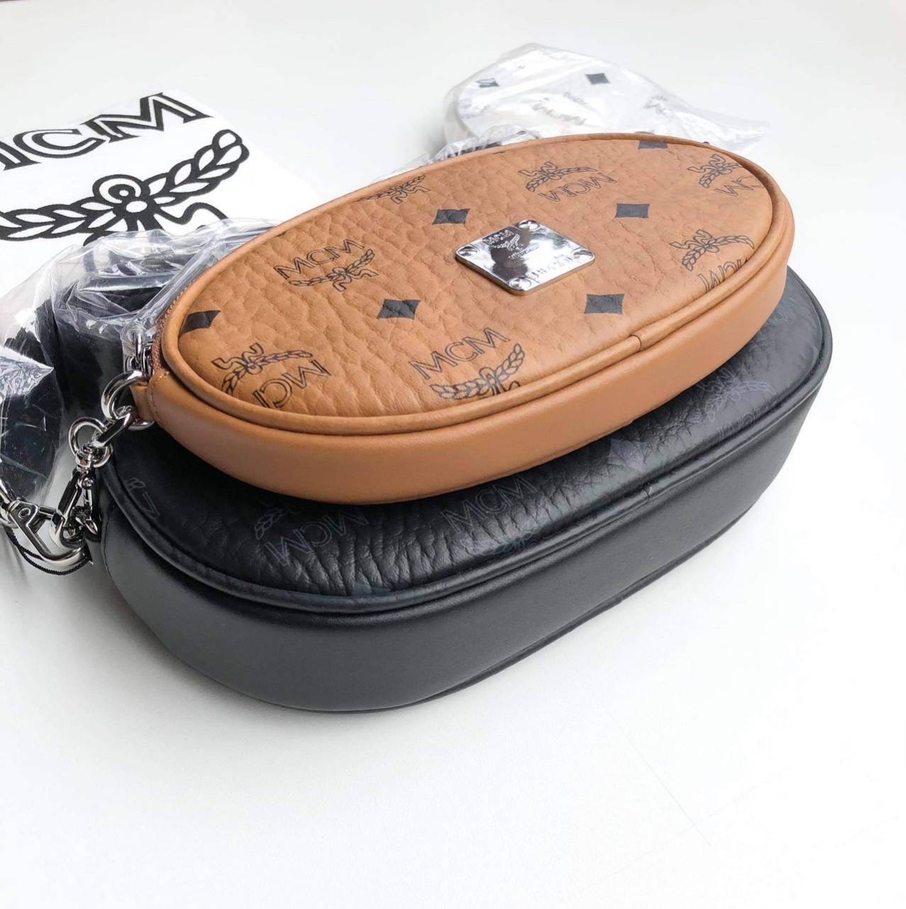 New Mcm crossbody ตัวกระเป๋าถอดออกจากกันได้คะ ใบใหญ่ 8.5” (L) x 5” (H) x 2” (W) ใบเล็ก 7” (L) x 4.5” (H) x 1” (W)