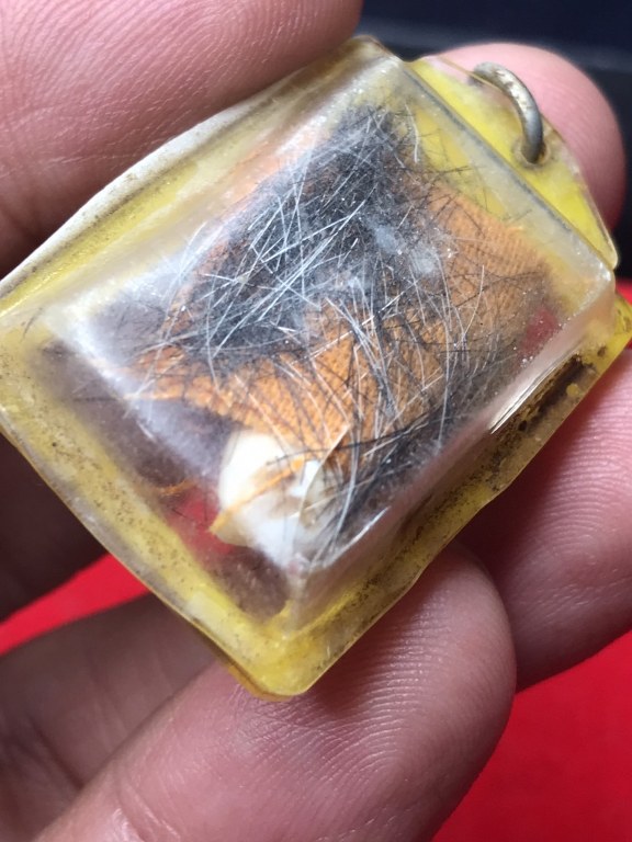 พระทันตธาตุ จีวร เกศา รูปถ่าย หลวงปู่แหวน วัดดอยแม่ปั๋ง เลี่ยมโบราณ ไม่น้อยกว่า 40 ปี เจ้าของเดิมเป็นศิษย์รับใช้หลวงปู่แหวน เป็นครูที่ อ.พร้าว ชื่อคุณพ่อประจักษ์ อายุ 95 ปี ปัจจุบัน (พ.ศ.2566) ยังมีชีวิตอยู่ ท่านเคยรับใช้หลวงปู่แหวน ช่วงปี 2524-2528