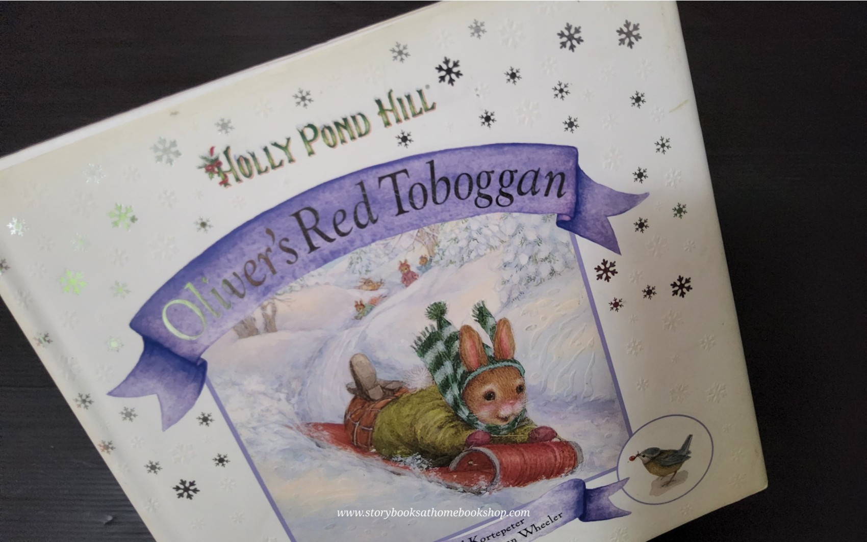 หนังสือนิทานปกแข็ง** 🍅🍓HOLLY POND HILL: OLIVER'S RED TOBOGGA