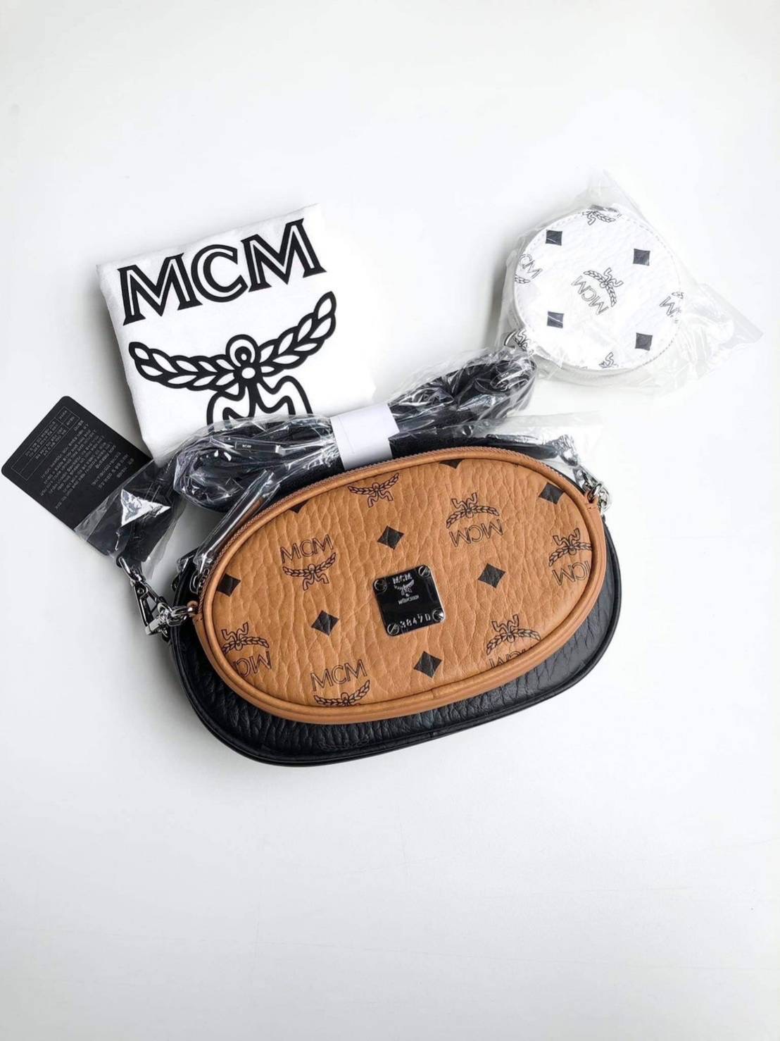 New Mcm crossbody ตัวกระเป๋าถอดออกจากกันได้คะ ใบใหญ่ 8.5” (L) x 5” (H) x 2” (W) ใบเล็ก 7” (L) x 4.5” (H) x 1” (W)