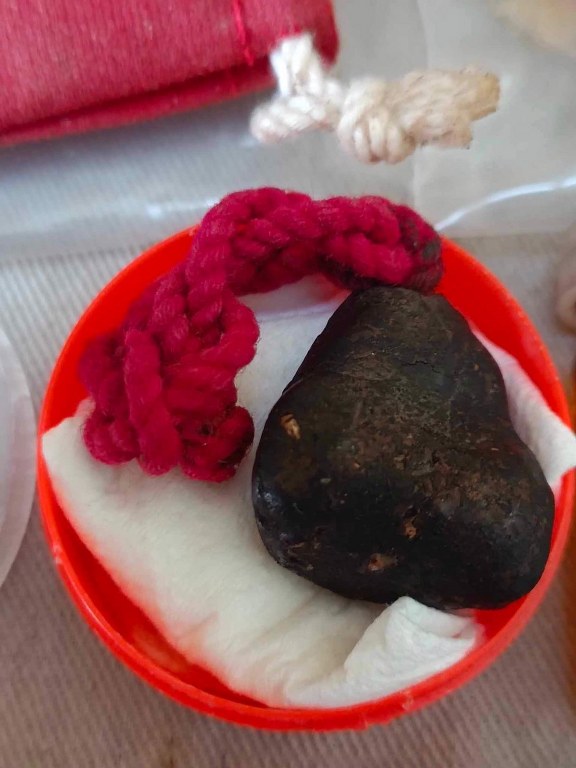 พระทันตธาตุพอกครั่ง ครูบาสุุรินทร์ วัดหลวงศรีเตี้ย จ.ลำพูน นี้ได้มาจากลุงบุญปั๋น เป็นคนบ้านเวียง อ.เวียงหนองล่อง จ.ลำพูน ท่านอายุ 83 ปี เป็นลูกศิษย์ครูบาสุรินทร์ และเคยเป็นคนเตรียวัตถุดิบในการสร้างน้ำมันมนต์ให้ครูบาสุรินทร์