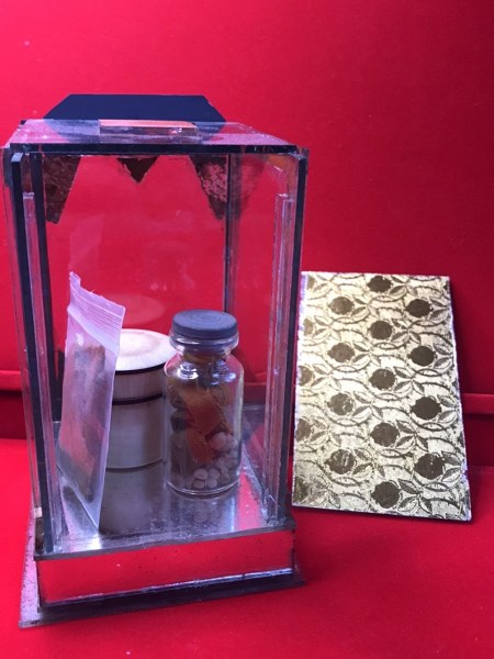 ทันตธาตุหลวงปู่ครูบาชัยยะวงศา พร้อมผ้าจีวรและพระธาตุข้าวบิณฑ์