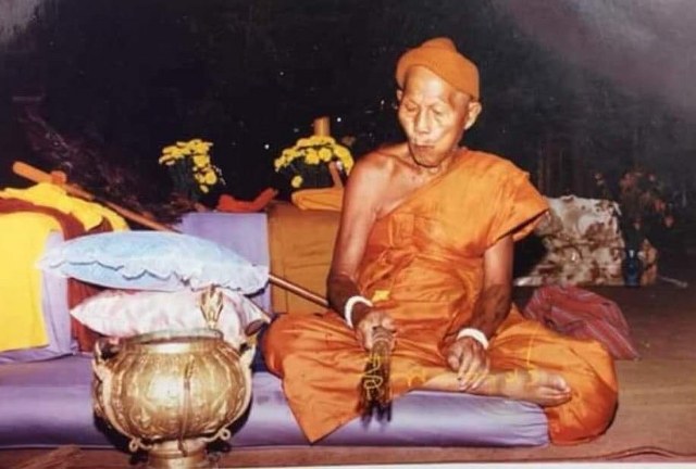 ไม้เท้าครูบาชัยยะวงศา เล่มนี้ ได้มาจากชาวกะเหรี่ยงท่านหนึง ปัจจุบัน (ปี 2565) อายุ 80-90 ปีแล้ว ตอนที่ไปเอาไม้เท้านี้ เพื่อน ๆ เพื่อนบ้านคุณลุงท่านก็ไปเอาไม้เท้าที่บ้าน ของตัวเองให้ นำมารวม ๆ กัน จึงได้มา 5 เล่มในคราวเดียวกัน