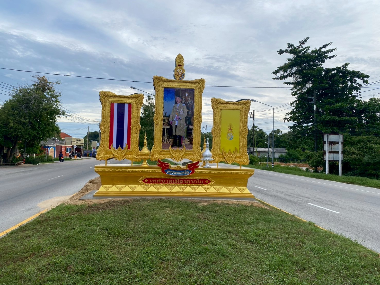 ซุ้มเฉลิมพระเกียรติ D024