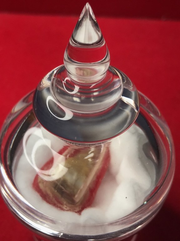 พระทันตธาตุ แกะเป็นรูปพระพุทธ หลวงปู่ขาน วัดบ้านเหล่า อ.เวียงเชียงรุ่ง จ.เชียงราย ได้มาจากครูประหยัด อายุ ๖๐ ปี (บันทึก พ.ศ.๒๕๖๖) เคยสอนอยู่ที่โรงเรียนสันโค้ง จ.เชียงราย ปัจจุบัน (พ.ศ.๒๕๖๖) เกษียณอายุแล้ว เดิมทีเลี่ยมทองไว้ แต่ได้แกะทองไปขายแล้ว